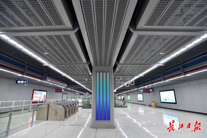 武汉这条地铁时速可达120公里！记者探访国博中心南站，仿佛漫步太空