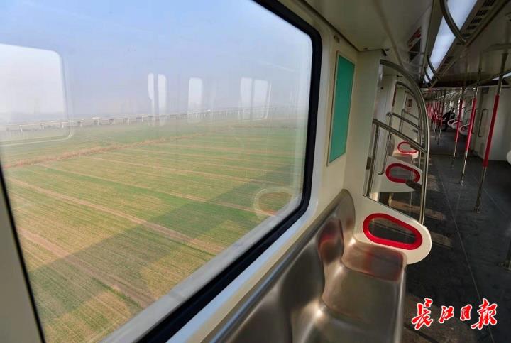 武汉这条地铁时速可达120公里！记者探访国博中心南站，仿佛漫步太空