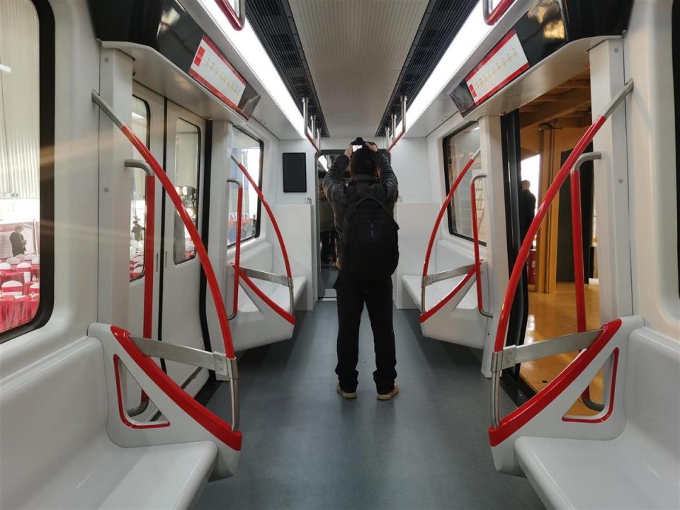 悬浮空中的列车来了！ 国内首辆磁浮空轨列车在武汉下线