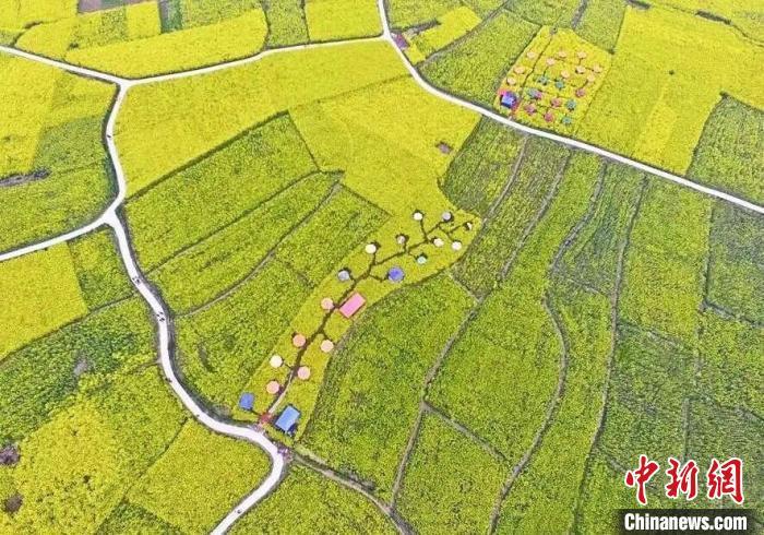 电影《战旗飘飘》取景拍摄。 钟欣 摄 复工成电影业最大难题?多地出台“硬核”帮扶措施